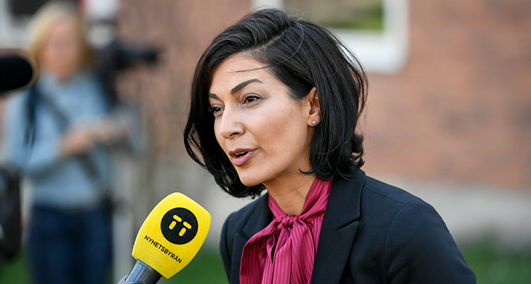 En porträtt på Taha när hon pratar in i en mikrofon