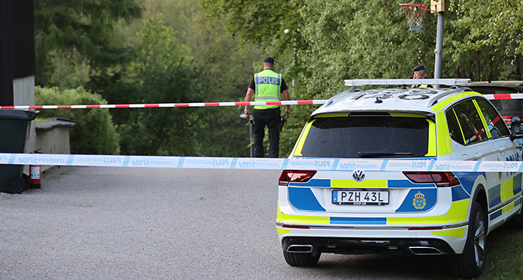 Vi ser en uppfart till en villa. Där står en polisbil. Längre bort står ett par poliser. Runtom finns det avspärrningsband.