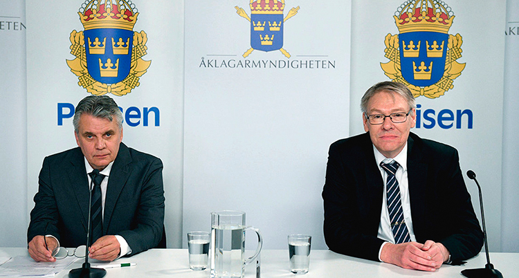 De sitter ner med mikrofoner framför sig.