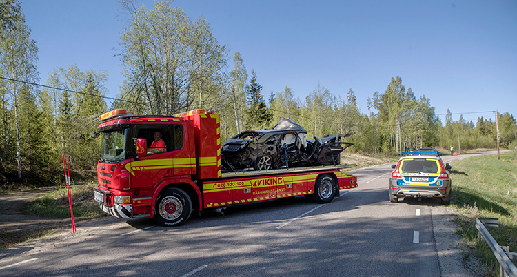 Bilen är kraschad. Den ligger på en röd räddningsbil som ska köra iväg den.