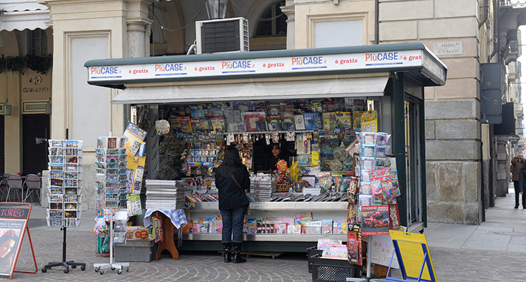 En kiosk som säljer tidningar i Turin i Italien.