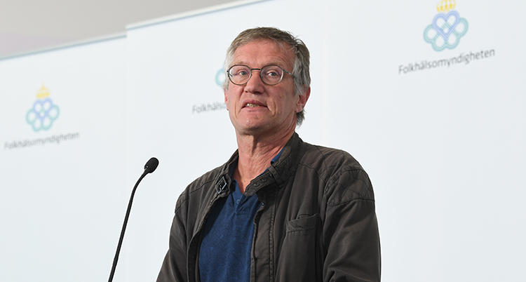 Tegnell fram för en mikrofon. Han ser bekymrad ut.