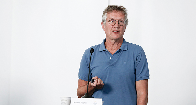 Anders Tegnell på Folkhälsomyndigheten pratar på en pressträff.