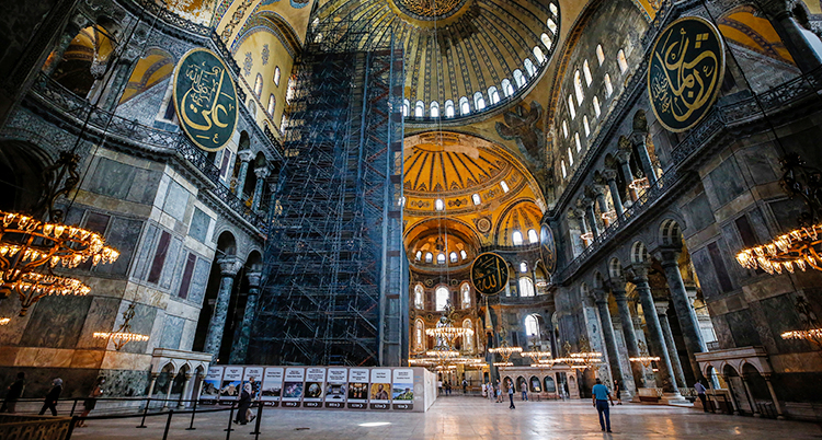 Några personer går runt i museet Hagia Sofia. Man ser en del av den fantastiska interiören i den före detta kyrkan.