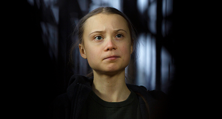 Greta Thunberg ser allvarlig ut.