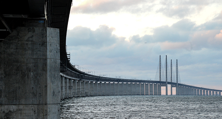 En bild från sidan av bron. Man ser hur den böjer sig i en sväng. I mitten är höga pelare som håller upp bron.
