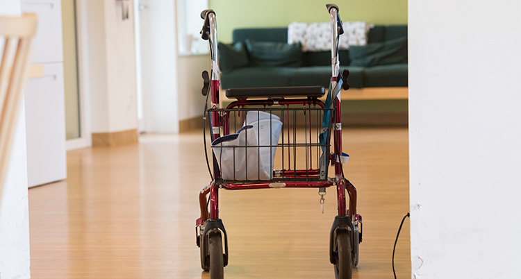 en övergiven rollator på ett hem för gamla.