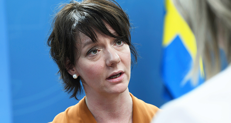 Matilda Ernkrans gör en intervju.