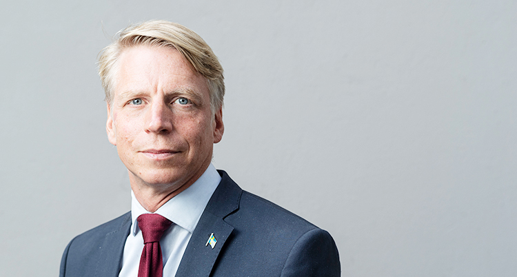 Per Bolund med kavaj och röd slips.