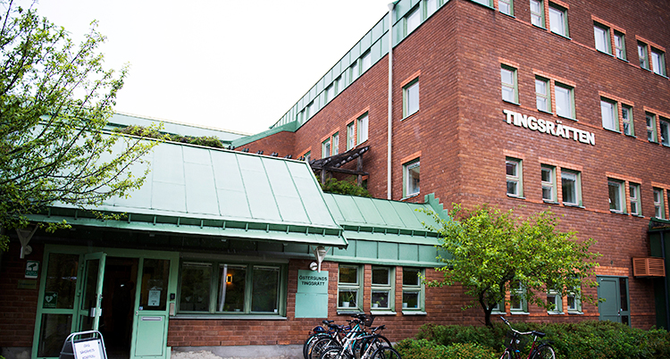 Tingsrätten i Östersund. En röd byggnad med grönt tak.