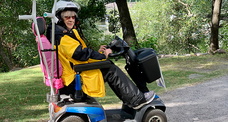 Hélène Gladsaxe sitter i sin permobil.