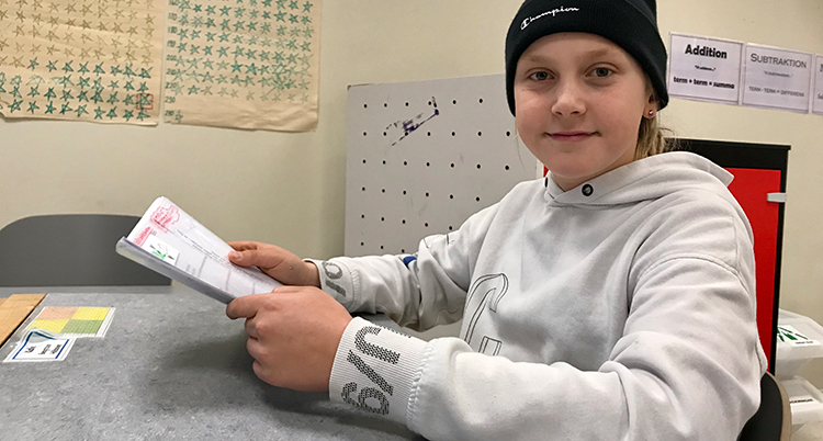 Eleven Kalle Bengtsson sitter i en skolbänk.