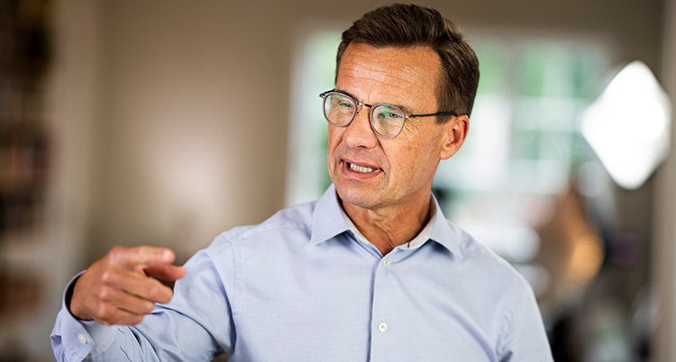 Kristersson ser arg ut. Han pekar med ett finger.