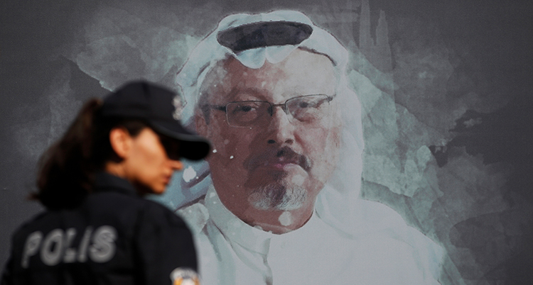 en bild på khashoggi framför en polis från turkiet.