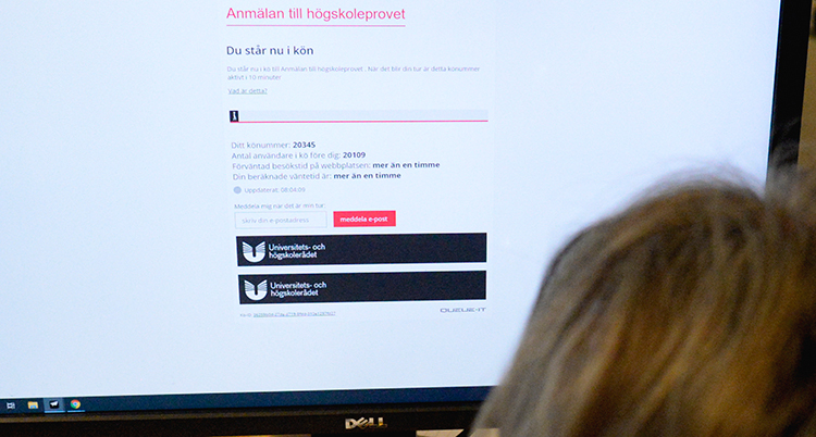 vi ser bakhuvudet på en person som tittar på en dataskärm där det står att personen nu köar till högskoleprovet.