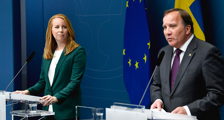 annie lööf tittar på statsministern under presskonferensen.