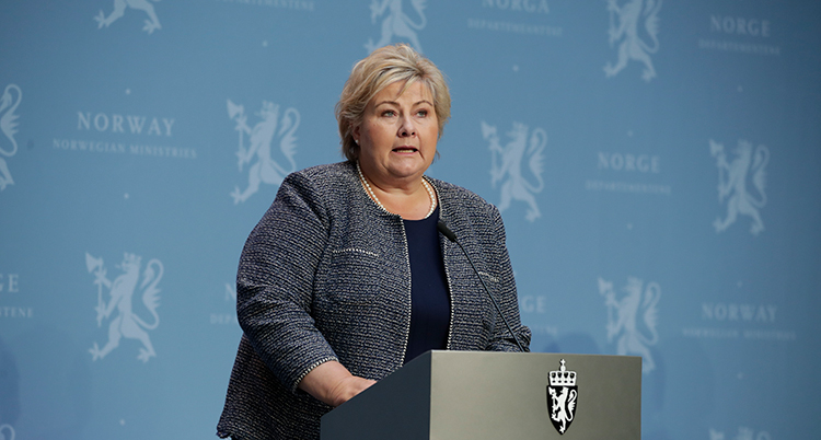 Erna Solberg på presskonferens om corona.