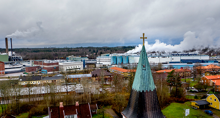 Rök från Stora Ensos fabrik ses över Hylte.
