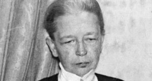 Elisabeth Tamm tittar ner. Ansiktsbild.