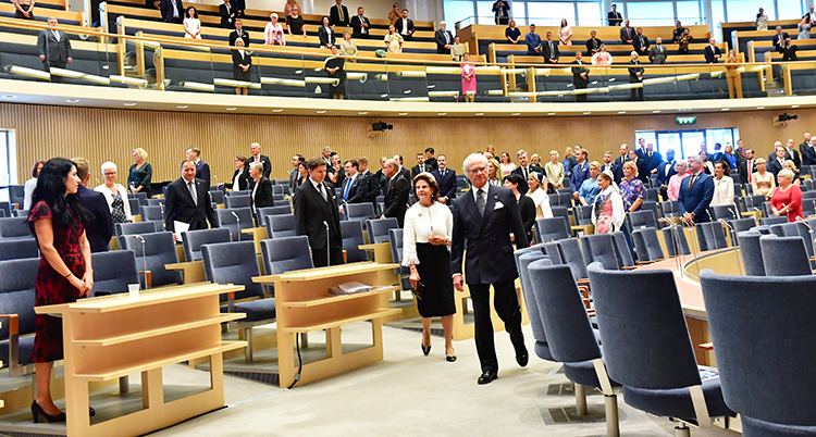 Kungen och drottningen går in i Sveriges riksdag.