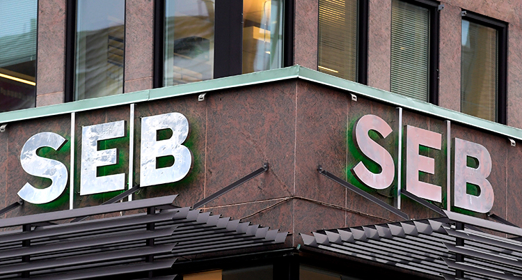 Två skyltar på ett hus. På båda står det SEB.