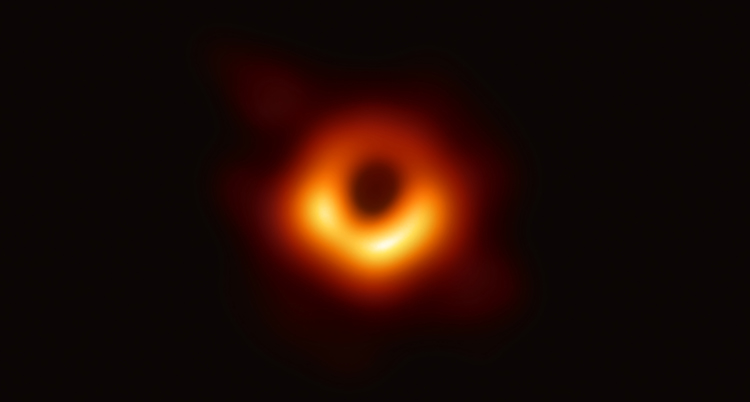 en rödgul ring som ser ut att brinna på en svart bakgrund.