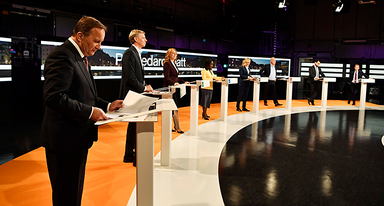 Vi ser en tv-studio. Ledarna för Sveriges partier står i studion. De ska ha en debatt.