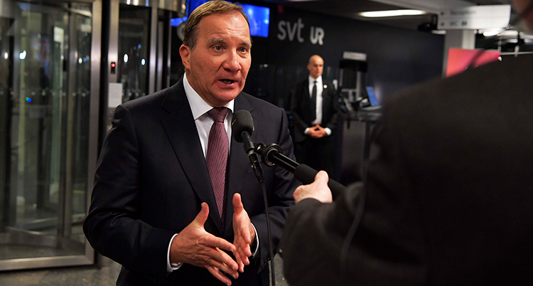 Stefan Löfven pratar med journalister. Han ser oroad ut.