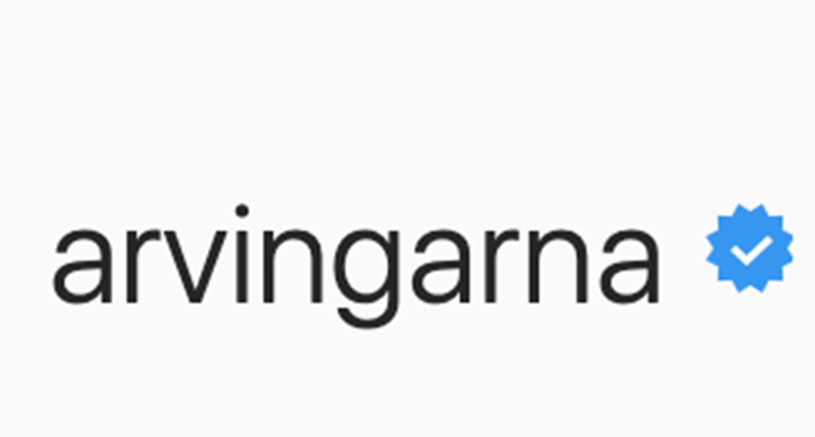 en närbild på Arvingarnas konto. Vi ser bara Titeln Arvingarna och en blå taggig cirkel med en bock i efter namnet.