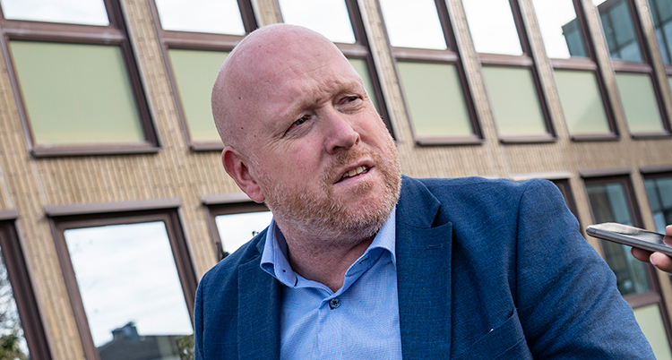 Ett porträtt på politikern. Han ser bekymrad ut.