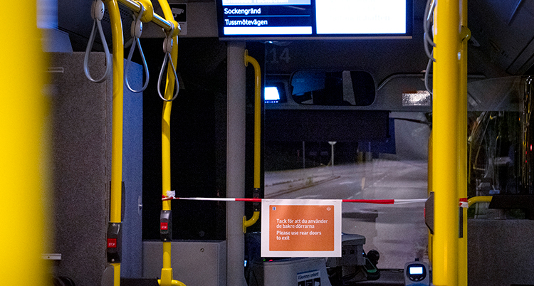 Tack för att du använder de bakre dörrarna. Står det på skylten. Den sitter på en bit tejp längst fram i bussen.