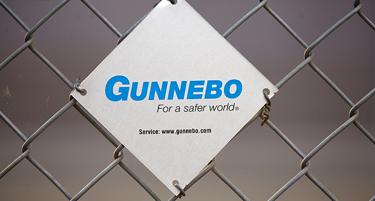 En skylt på ett stängsel där det står Gunnebo - For a safer world