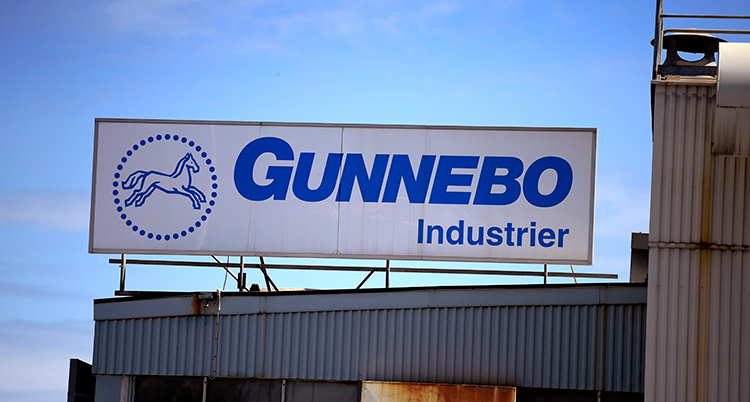 En bild på en skylt där det står Gunnebo industrier. Bredvid är en teckning av en häst.