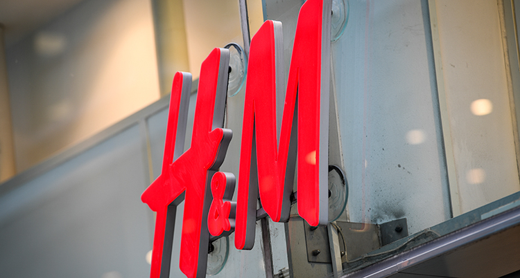 En skylt som det står H&M på. DEt står med stora röda bokstäver.