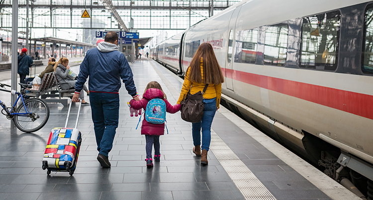 en familj på en tågstation.