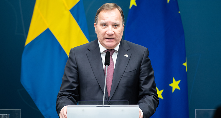 Stefan Löfven på presskonferensen. Han tittar in i kameran.