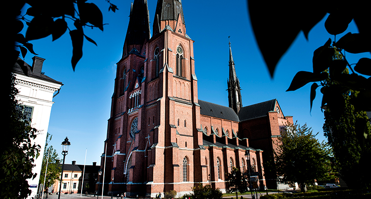 En bild på kyrkan. Solen skiner och himlen är blå.