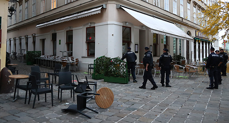 Flera poliser står utanför en restaurang.