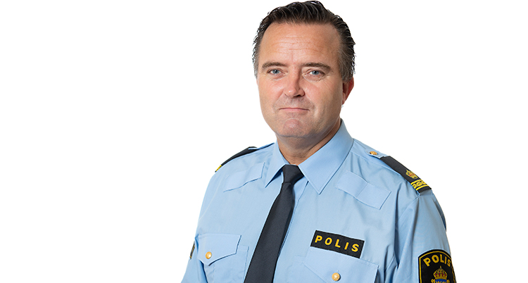 Polisen Jan O Olsson i blå polisskjorta.