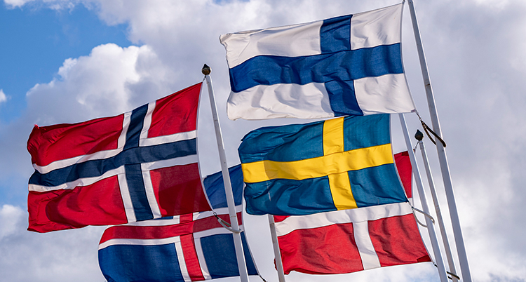 fem hissade flaggor, Sverige, Norge, Finland, Danmark och Island.