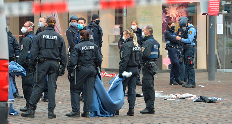 Flera poliser står på gatan.