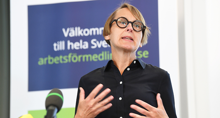 Annika Sunden pratar.