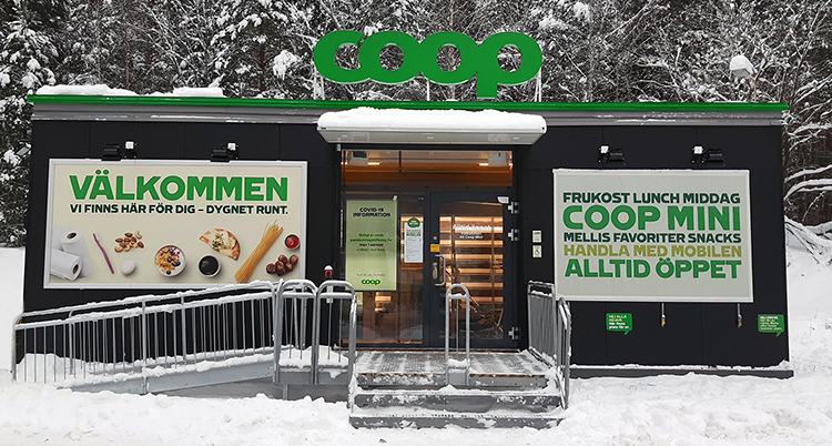 En liten butik med ramp och trappa in ligger i ett snöigt skogsbryn