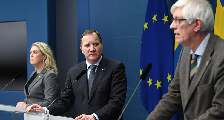 De tre står vid varsitt podium och pratar i mikrofoner.