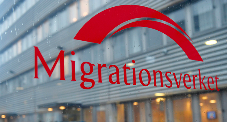 Texten Migrationsverket står i rött på en glasruta