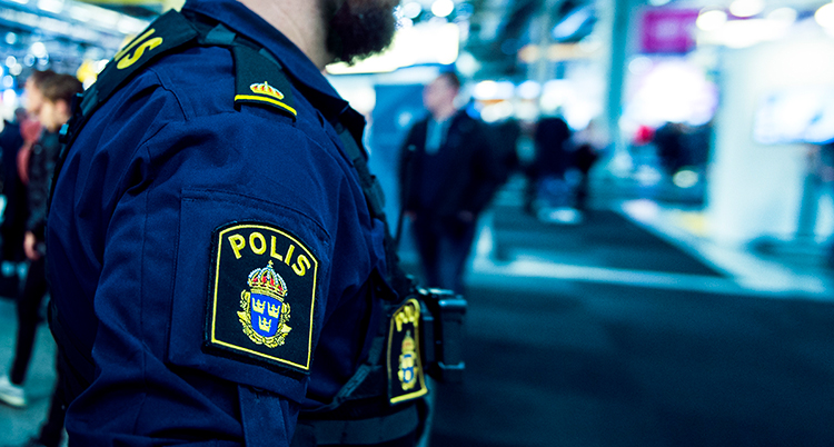 En polis i ett köpcentrum