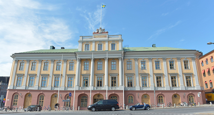 En gul stor byggnad.