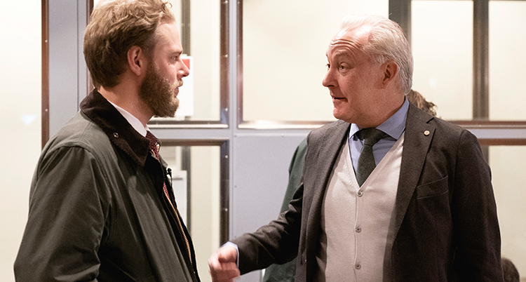 En av filmarna i profil pratar med sin advokat.