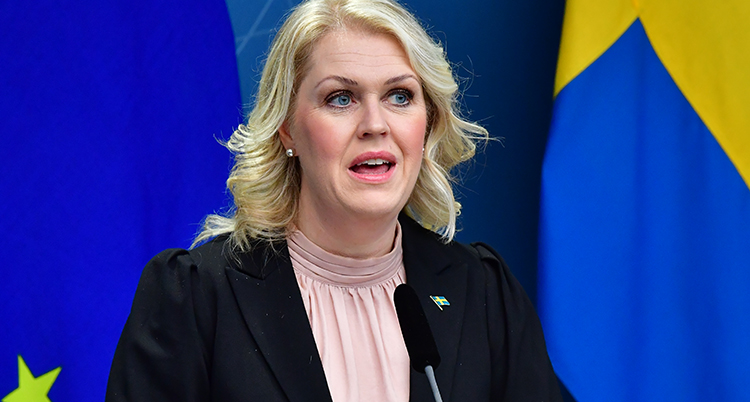 Lena Hallengren pratar.