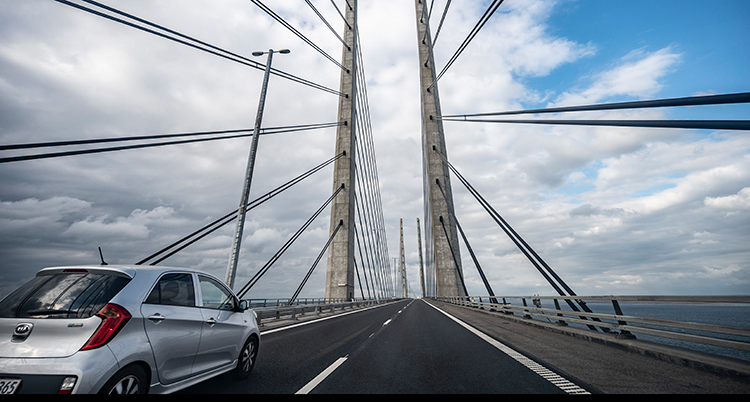 en bil på öresundsbron